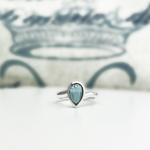 Sea-Saw Topaz Ring · Sterling Silver · 1.90ct Topaz