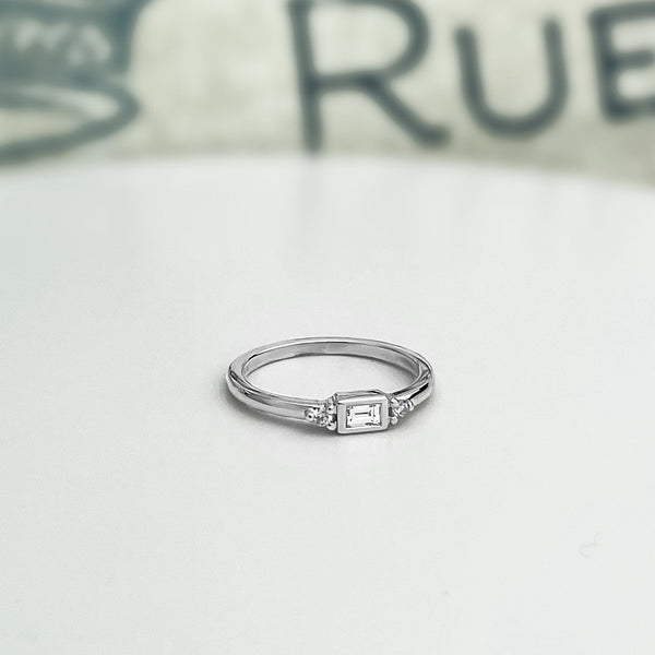Baguette diamond Emily ring in white gold with natural diamonds. 